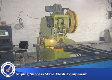 China Cores azuis/verdes perfuraram a máquina do metal para a tela da proteção do vento/poeira fornecedor