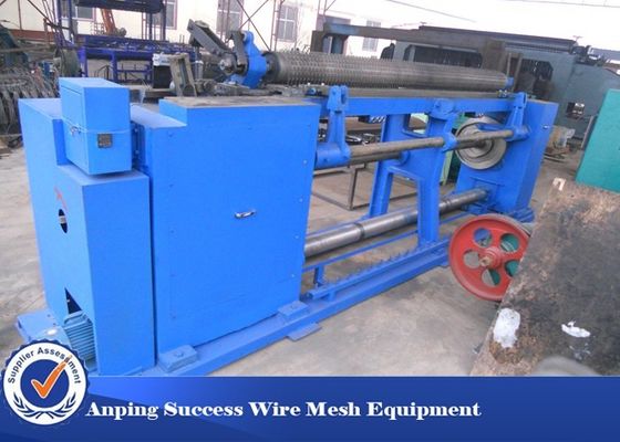 China Máquina de rede de arame hexagonal de alta velocidade com 65 células/minuto para gaiolas de frango com freio de embreagem e lubrificação centralizada fornecedor